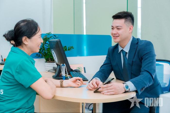 Khách hàng giao dịch tại Ngân hàng Thương mại Cổ phần Quân đội (MB). Ảnh: PHƯƠNG ANH
