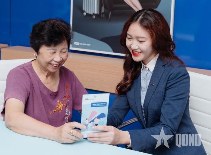 Khách hàng giao dịch tại Ngân hàng Thương mại Cổ phần Quân đội (MB). Ảnh: PHƯƠNG ANH