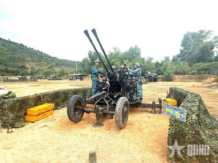 Khẩu đội 4, Đại đội 4 hiệp đồng bắt, bám mục tiêu.