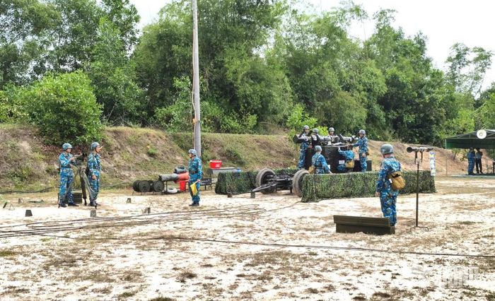 Trung đội Khí tài, Đại đội 10 huấn luyện phát hiện, thông báo mục tiêu.