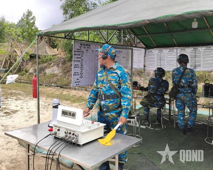 Đại đội 10 tổ chức hiệp đồng kíp chiến đấu.