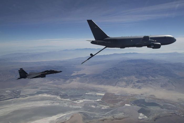 Một máy bay tiếp nhiên liệu KC-46A Pegasus của Không quân Mỹ đang thực hiện nhiệm vụ tiếp nhiên liệu trên không. Ảnh: Bộ Quốc phòng Mỹ