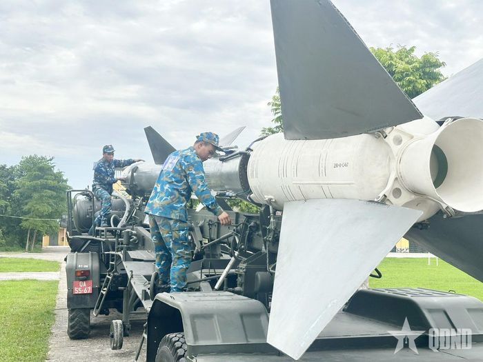 Kíp chiến đấu Tiểu đoàn 65, Trung đoàn 236 huấn luyện lắp ráp bảo đảm đạn tên lửa tham gia diễn tập "Vòm phòng không bền vững" năm 2026.