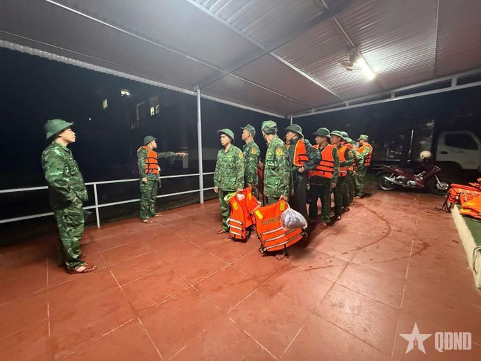Đồn Biên phòng Lao Bảo huy động cán bộ, chiến sĩ từ rạng sáng để hỗ trợ người dân. Ảnh: PHAN VĨNH
