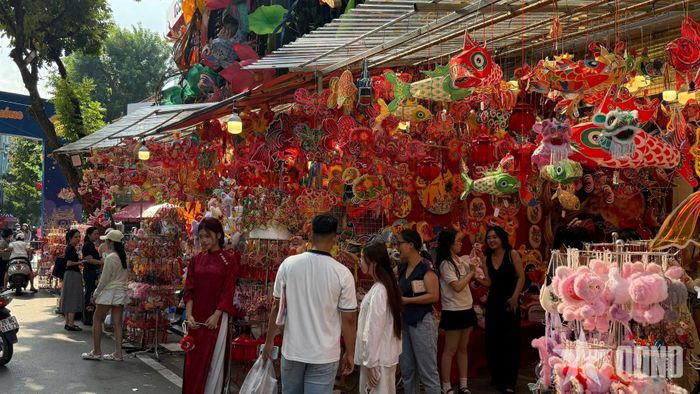 Khung cảnh tấp nập trên phố Hàng Mã.