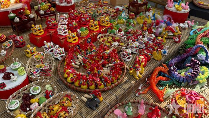 Các con giống bột (tò he) với những tạo hình độc đáo.