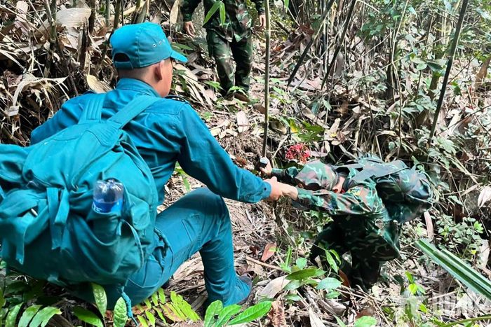 Các lực lượng vượt qua địa hình khó khăn, phức tạp để tìm kiếm hài cốt liệt sĩ.