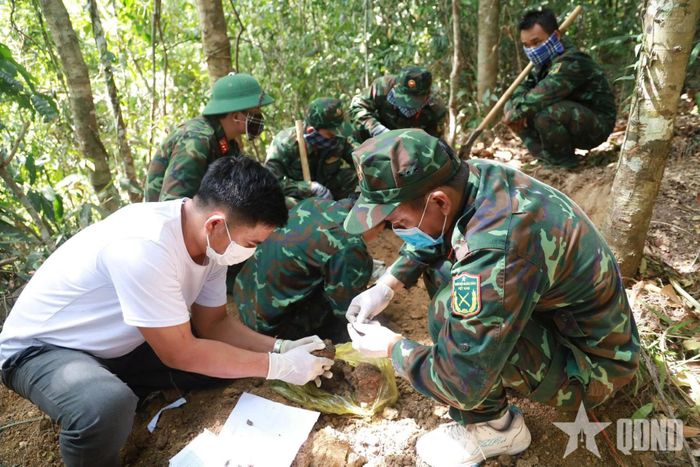 Các lực lượng cẩn thận bóc tách thớ đất để xác định mẫu hài cốt liệt sĩ và các di vật.