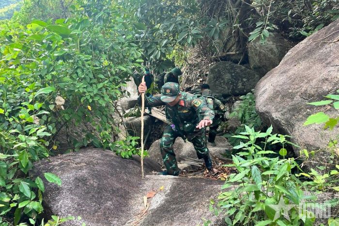 Các lực lượng tham gia tìm hài cốt liệt sĩ tại núi Hòn Chảo, xã Vạn Ninh, tỉnh Khánh Hòa.