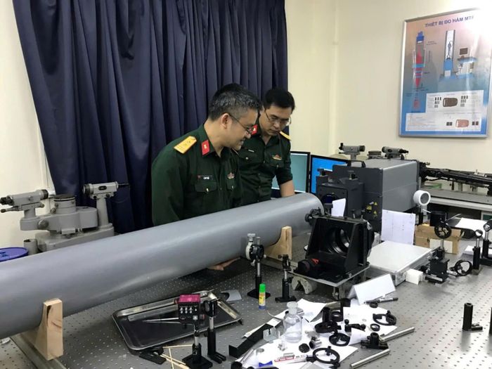Giảng viên Khoa Vũ khí hướng dẫn nghiên cứu sinh ngành Khí tài quang học thực hiện thí nghiệm vào năm 2021.