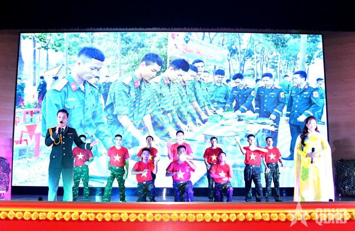  Đại úy Võ Hoàng Vũ (hàng đầu, bên trái) tham gia Hội thi Cán bộ Đoàn giỏi và Tuyên truyền viên trẻ năm 2026 do Quân đoàn 34 tổ chức. 