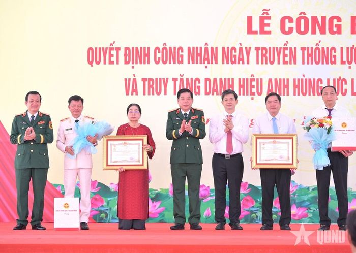 Thượng tướng Nguyễn Văn Gấu, Ủy viên Trung ương Đảng, Thứ trưởng Bộ Quốc phòng và Trung tướng Hồ Văn Thái, Chính ủy Quân khu 9 trao quà tặng thân nhân hai gia đình. 
