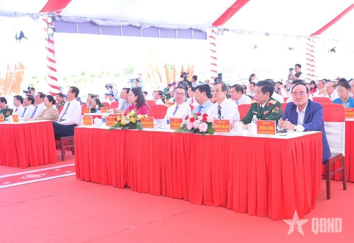 Các đại biểu tham dự buổi lễ.  