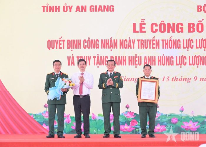  Trung tướng Hồ Văn Thái, Chính ủy Quân khu 9 trao Quyết định của Bộ tư lệnh Quân khu 9 công nhận Ngày truyền thống LLVT tỉnh An Giang.   