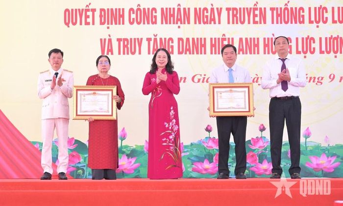 Phó chủ tịch nước Võ Thị Ánh Xuân trao danh hiệu Anh hùng LLVT nhân dân đối với đồng chí Lâm Kiên Trì và Liệt sĩ Huỳnh Văn Thạnh cho thân nhân hai đồng chí.