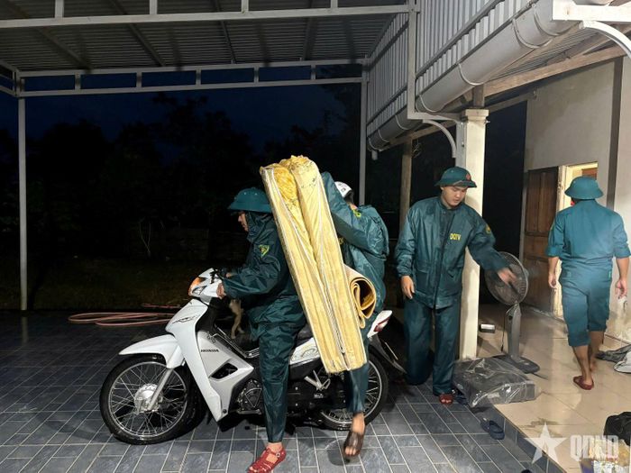 Cán bộ, chiến sĩ lực lượng vũ trang tỉnh Quảng Trị giúp nhân dân di dời tài sản.