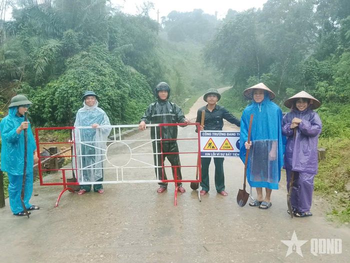 Các lực lượng cắm biển cảnh báo tại khu vực nguy hiểm. 