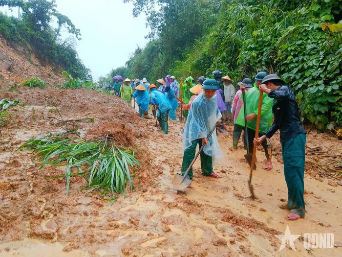 Quân và dân xã A Lưới 1 khẩn trương khắc phục sạt lở tại thôn Pâr Ay. 