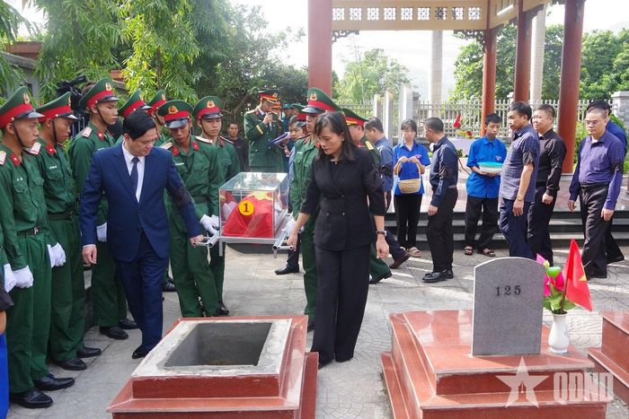 Các đại biểu di chuyển hài cốt liệt sĩ về nơi an táng.