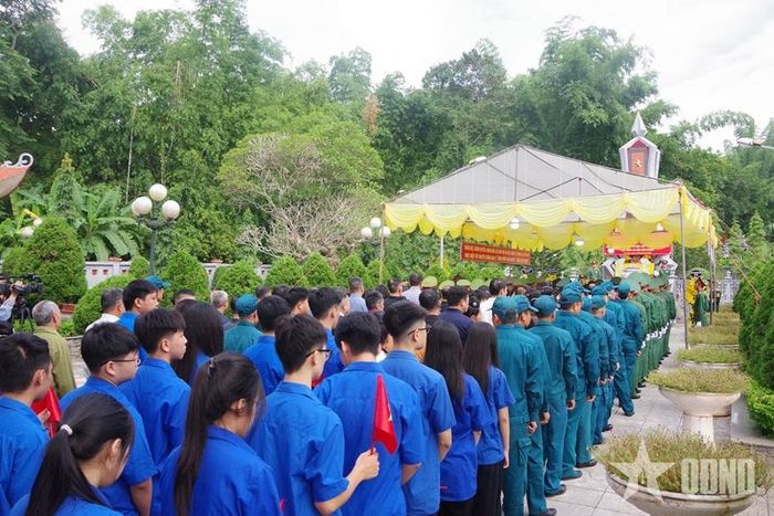   Các đại biểu và nhân dân dự lễ truy điệu, an táng hài cốt liệt sĩ tại Nghĩa trang Liệt sĩ xã Yên Châu. 