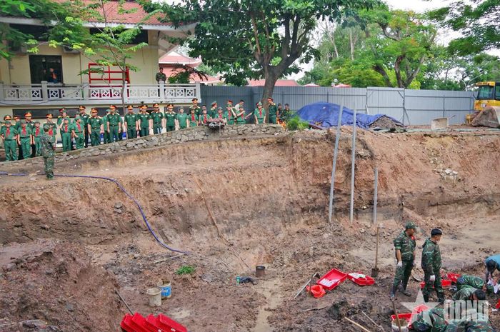  Thầy và trò nhà trường học tập truyền thống, nghe tuyên truyền về công tác quy tập hài cốt liệt sĩ tại Công viên văn hóa Lê Thị Riêng.