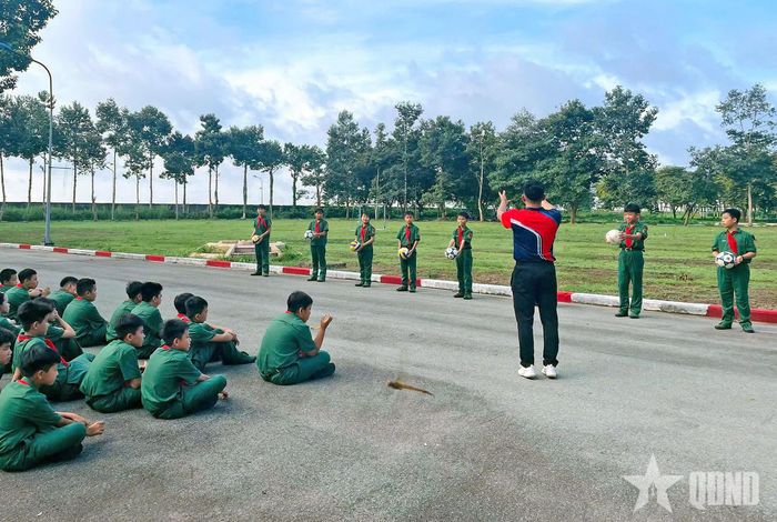  Giờ học thể dục được lồng ghép trò chơi vui tươi.