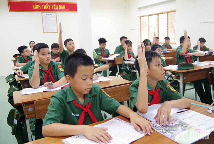  Các học sinh hăng hái phát biểu trao đổi bài.