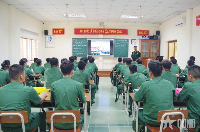  Thầy và trò nhà trường nghiêm túc từ những giờ học, ngày học đầu tiên.
