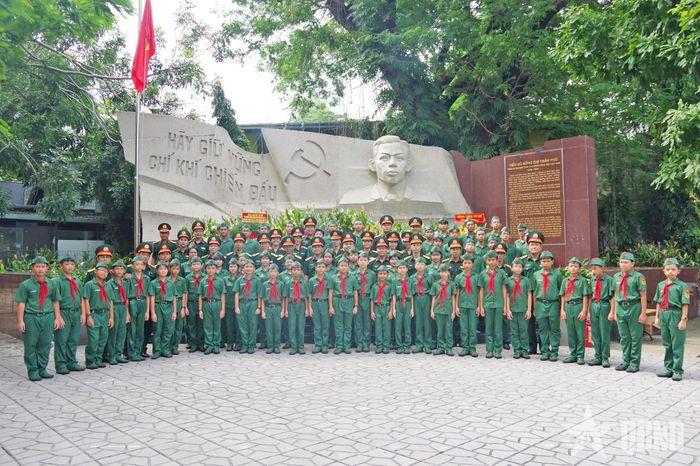 Nhà trường tổ chức cho các học sinh đến dâng hương tại Bia tưởng tưởng niệm Tổng Bí thư Trần Phú tại Công viên văn hóa Lê Thị Riêng. 