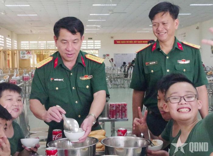  Thủ trưởng nhà trường quan tâm tới bữa ăn của các học sinh.