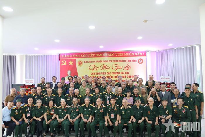 Các đại biểu chụp ảnh lưu niệm. 