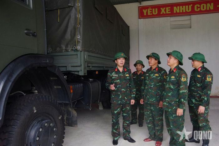 Thượng tá Dương Ngọc Tiệp (ngoài cùng, bên trái) kiểm tra tại đơn vị vận tải Phòng Hậu cần, kỹ thuật.