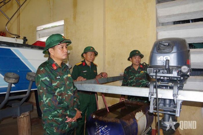 Đại tá Hoàng Anh Tú (ngoài cùng, bên trái) kiểm tra tại Ban CHQS xã Cẩm Xuyên.