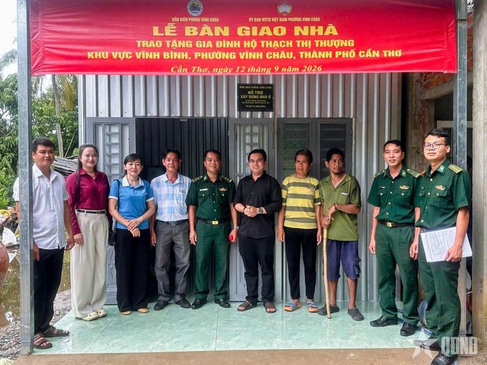 Đại diện chỉ huy Đồn biên phòng Vĩnh Châu (Ban chỉ huy Bộ đội Biên phòng TP Cần Thơ) và Ủy ban Mặt trận Tổ quốc Việt Nam phường Vĩnh Châu (TP Cần Thơ) cùng gia đình bà Thạch Thị Thượng tại buổi bàn giao nhà.
