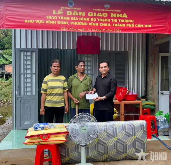 Nhà hảo tâm trao quà tặng gia đình bà Thạch Thị Thượng.