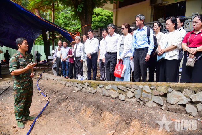 Trong ngày cuối tuần, nhiều người dân đến động viên cán bộ, chiến sĩ Đội K74. 
