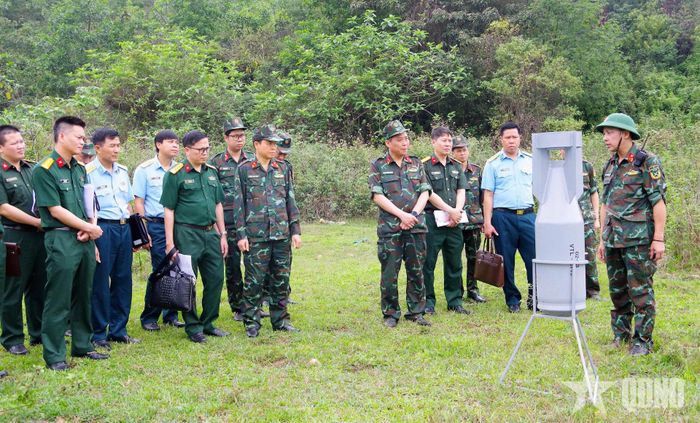  Đại tá Phạm Quang Minh chủ trì thử nghiệm mặt đất bom hàng không BT-100-120N dùng cho huấn luyện. 