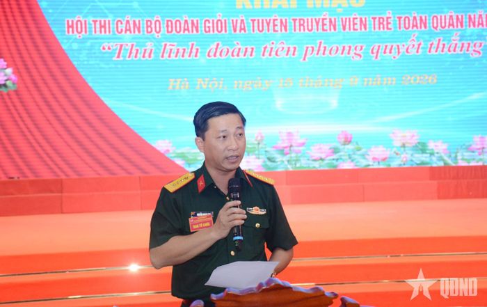  Đại tá Nguyễn Quang Huy, Trưởng ban Thanh niên Quân đội, Trưởng ban tổ chức hội thi phát biểu thống nhất một số nội dung tại buổi tổng duyệt. 