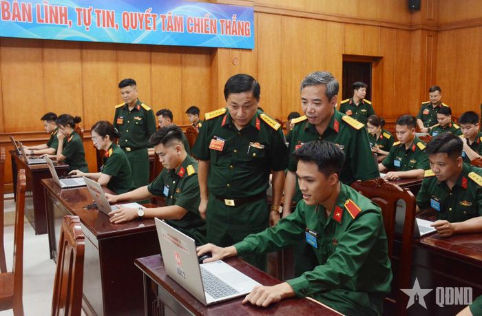  Ban tổ chức hội thi quan sát các thí sinh làm bài thi kiến thức.