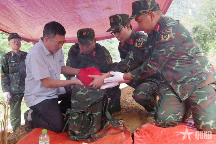 Cán bộ, chiến sĩ Đội tìm kiếm, quy tập hài cốt liệt sĩ Bộ CHQS tỉnh Tuyên Quang thực hiện nhiệm vụ tại thôn Phìn Sảng, xã Minh Tân. 