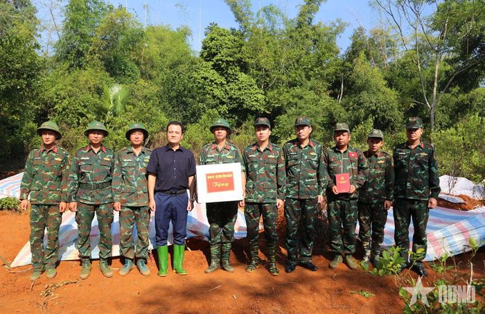 Phó chủ tịch UBND tỉnh thăm hỏi, động viên cán bộ, chiến sĩ Đội tìm kiếm, quy tập hài cốt liệt sĩ lâm thời (Bộ CHQS tỉnh Lào Cai).