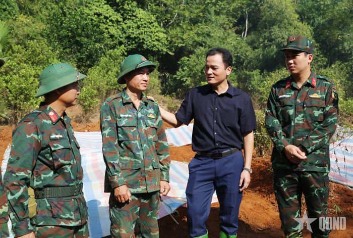  Phó chủ tịch UBND tỉnh Giàng Quốc Hưng và thủ trưởng Bộ CHQS tỉnh Lào Cai động viên các lực lượng.