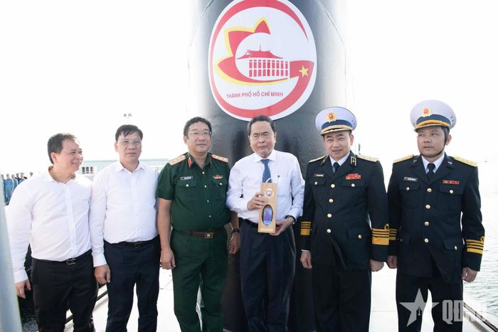 Lãnh đạo Quân chủng Hải quân tặng Chủ tịch Quốc hội Trần Thanh Mẫn chai nước biển ở độ sâu mà tàu ngầm Việt Nam đã chinh phục tới. Ảnh: LÂM HIỂN
