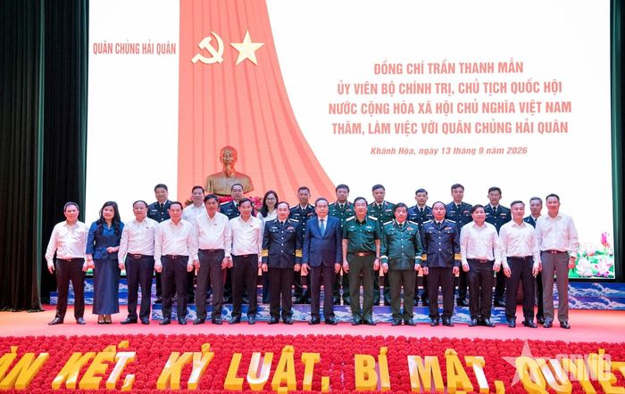 Chủ tịch Quốc hội Trần Thanh Mẫn và các đại biểu dự cuộc làm việc. Ảnh: LÂM HIỂN