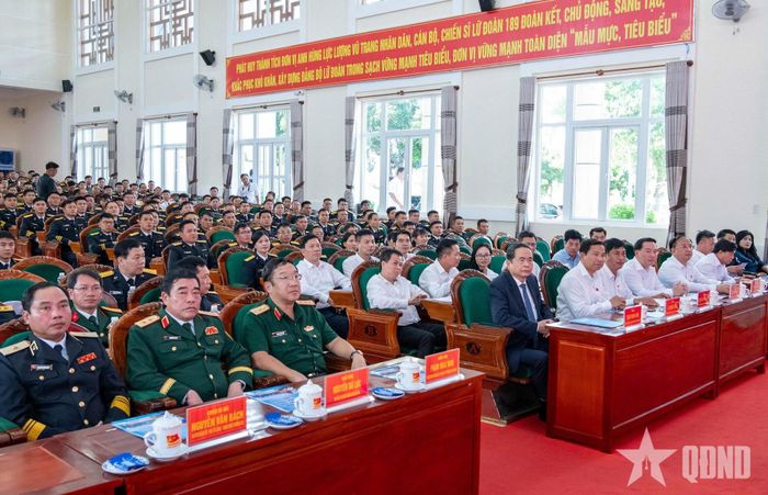 Chủ tịch Quốc hội Trần Thanh Mẫn và các đại biểu tại cuộc làm việc. Ảnh: LÂM HIỂN