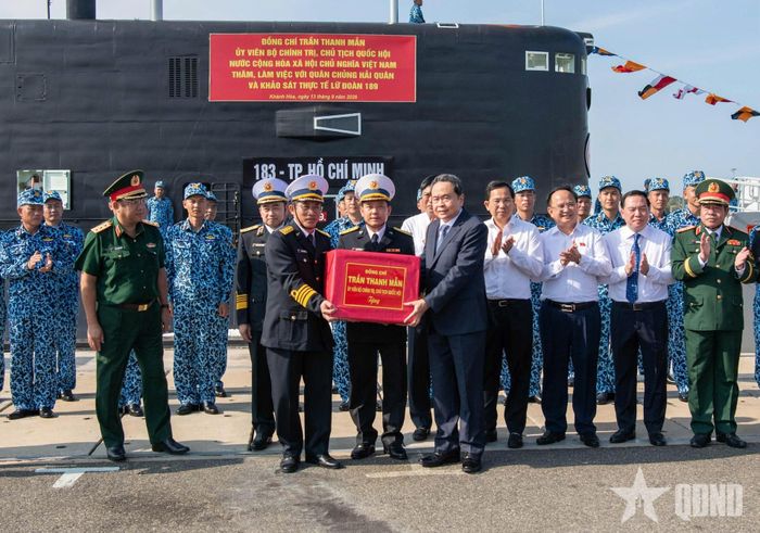 Chủ tịch Quốc hội Trần Thanh Mẫn tặng quà Lữ đoàn Tàu ngầm 189. Ảnh: LÂM HIỂN