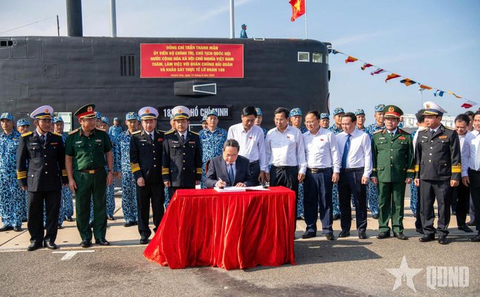 Chủ tịch Quốc hội Trần Thanh Mẫn viết Sổ lưu niệm truyền thống Lữ đoàn Tàu ngầm 189. Ảnh: LÂM HIỂN