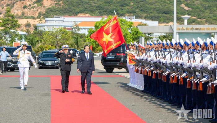 Chủ tịch Quốc hội Trần Thanh Mẫn duyệt Đội danh dự Lữ đoàn Tàu ngầm 189. Ảnh: LÂM HIỂN