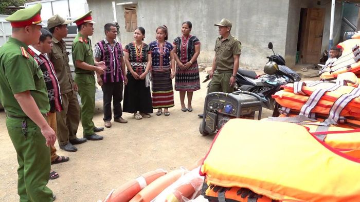 Công an xã Avương tập kết các loại phao, áo phao, máy nổ ở khu vực sẵn sàng hỗ trợ nhân dân theo phương châm "4 tại chỗ"
