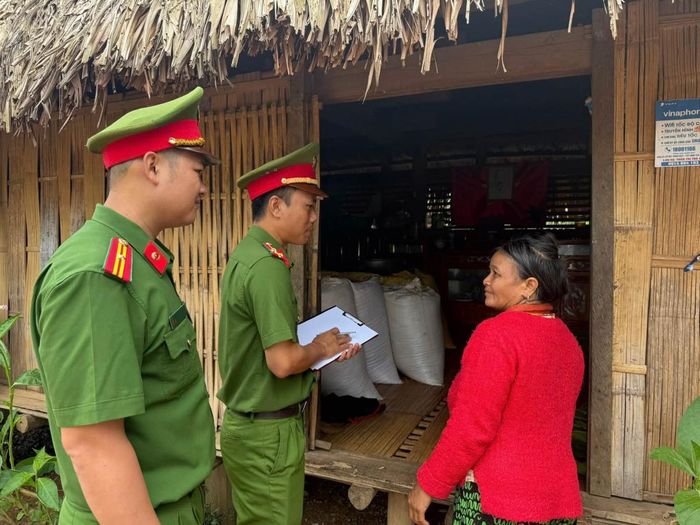 Tại các địa bàn miền núi, lực lượng công an cơ sở đi từng ngõ, gõ từng nhà để cập nhật thông tin và thông báo tình hình thời tiết để người dân chủ động